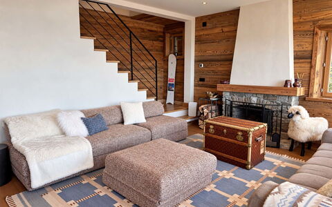 Chalet Shangri-La: Mueble, Piso, Diseño De Interiores, Sofá, Madera, Suelo, Sala, Habitación, Casa, Departamento
