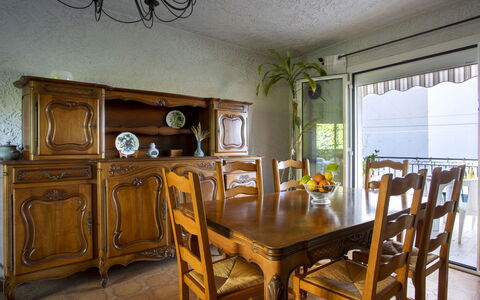 Maison Valensole: Mueble, Diseño De Interiores, Madera, Piso, Mesa, Habitación, Comedor, Encendiendo, Suelo, Silla