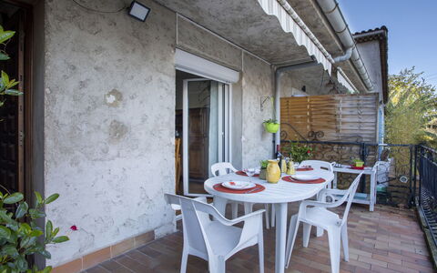 Maison Valensole: Mueble, Mueble Para Exteriores, Maceta, Silla, Mesa Al Aire Libre, Planta De Casa, Patio Interior, Balcón, Sombra, Cocina Y Comedor Mesa