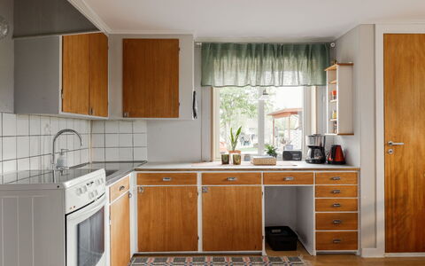 Hönetorpet: Cocina, Aparato De Cocina, Mostrador, Gabinetes, Electrodoméstico, Piso, Madera, Fregadero, Diseño De Interiores, Suelo