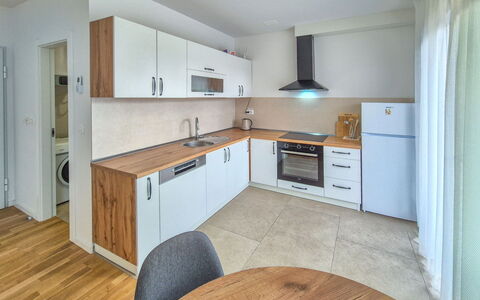 Marija: Piso, Mostrador, Gabinetes, Suelo, Cocina, Diseño De Interiores, Madera, Mueble, Electrodoméstico, Techo