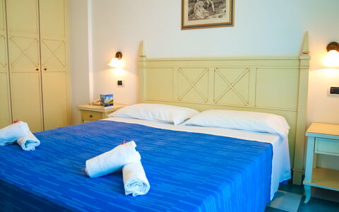 Residence Villarosa Pool and Beach: Mueble, Piso, Suelo, Piscina, Recurso, Silla, Hotel, Habitación, Marco De La Cama, Cama