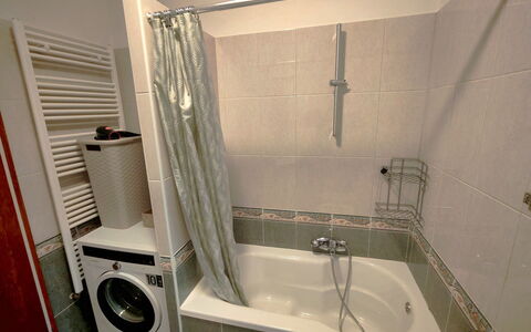 Holyday Home Midas: Arreglo De Tubería, Piso, Bañera, Suelo, Baño, Diseño De Interiores, Plomería, Grifo, Loseta, Habitación