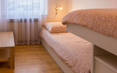 Holyday Home Midas: Cama, Habitación, Lecho, Sábana, Pared, Diseño De Interiores, Mueble, Suelo, Madera, Habitación