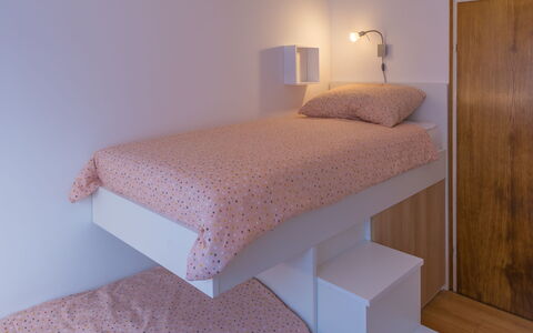 Holyday Home Midas: Cama, Mueble, Habitación, Diseño De Interiores, Pared, Sábana, Lecho, Suelo, Madera, Linos