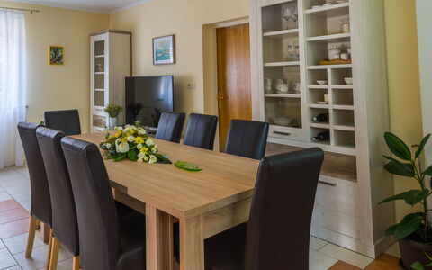Holyday Home Midas: Mueble, Piso, Diseño De Interiores, Madera, Mesa, Suelo, Cocina Y Comedor Mesa, Silla, Comedor, Habitación
