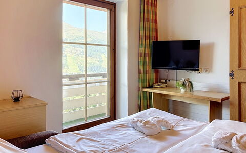 Sankt Michael im Lungau 100: Mueble, Silla, Balcón, Manchas De Madera, Cocina Y Comedor Mesa, Madera Dura, Eco Hotel, Hotel, Mesa De Café, Brazo