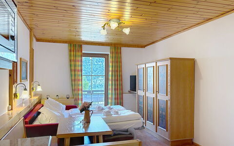 Sankt Michael im Lungau 100: Diseño De Interiores, Mueble, Suelo, Habitación, Techo, Silla, Departamento, Manchas De Madera, Marco, Madera Dura