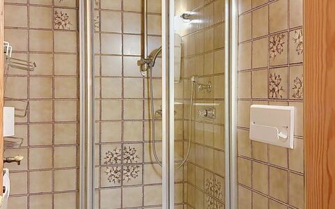 Sankt Michael im Lungau 100: Piso, Baño, Diseño De Interiores, Suelo, Arreglo De Tubería, Habitación, Plomería, Techo, Ducha, Loseta