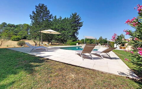 La Maisonnette: Jardín, Piscina, Sombra, Césped, Paisajismo, Patio Interior, Yarda, Recurso, Losa