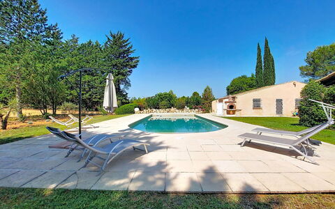 La Maisonnette: Azul, Árbol, Sombra, Paisajismo, Jardín, Inmuebles, Piscina, Césped, Yarda, Hojas Perennes