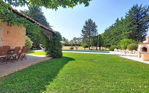 La Maisonnette: Árbol, Hierba, Jardín, Arbusto, Paisaje, Césped, El Terreno Del Lote, Cobertura Del Suelo
