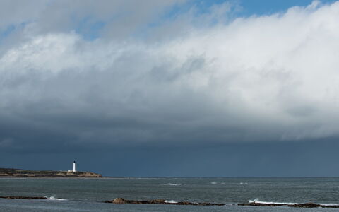 Lighthouse View: Tiempo De Día, Nube, Horizonte, Torre, Mar, Costeras Y Los Accidentes Geográficos Oceánico, Costa
