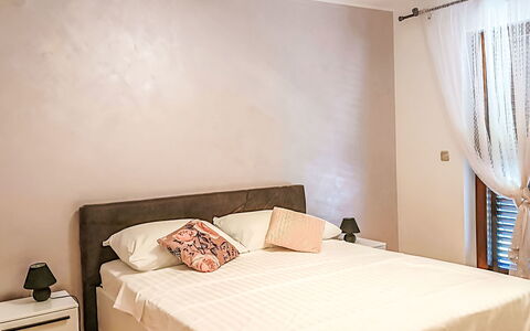 Villa Križanci: Mueble, Cama, Pared, Diseño De Interiores, Habitación, Madera, Sábana, Lecho, Suelo, Piso