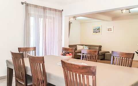 Villa Križanci: Mueble, Diseño De Interiores, Piso, Suelo, Mesa, Madera, Cocina Y Comedor Mesa, Techo, Comedor, Silla