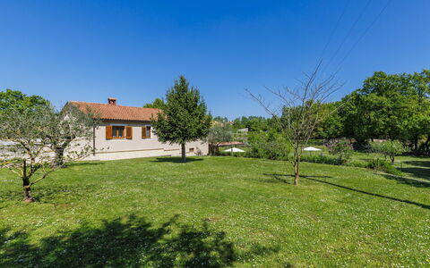 Villa Križanci: Árbol, Hierba, Casa, Arbusto, Casa, Área Rural, Llanura, Paisaje, Barrio Residencial