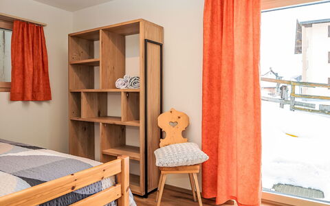 Chesa Giere: Mueble, Diseño De Interiores, Pared, Madera, Piso, Suelo, Habitación, Habitación, Cama, Textil