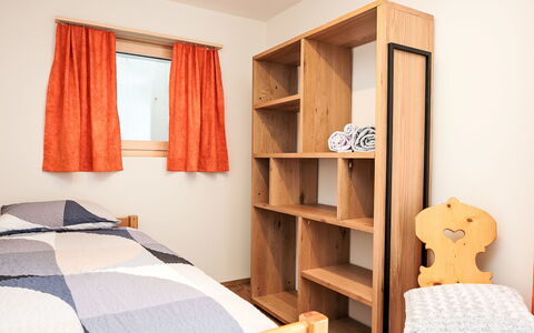 Chesa Giere: Mueble, Diseño De Interiores, Cama, Habitación, Pared, Madera, Piso, Suelo, Sábana, Lecho