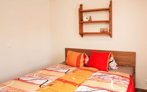 Chesa Giere: Mueble, Cama, Habitación, Diseño De Interiores, Pared, Madera, Sábana, Lecho, Linos, Habitación
