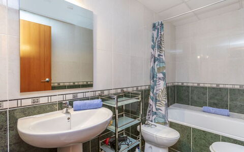 Solymar: Piso, Arreglo De Tubería, Suelo, Diseño De Interiores, Baño, Lavabo, Lavabo Del Baño, Grifo, Plomería, Loseta