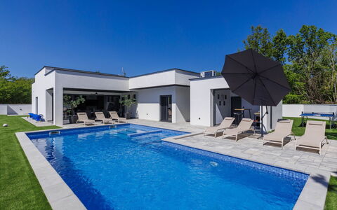 De Karlo: Piscina, Barrio Residencial, Casa, Recurso, Material Compuesto, Inmuebles, Eco Hotel, Paisajismo, Villa, Patio