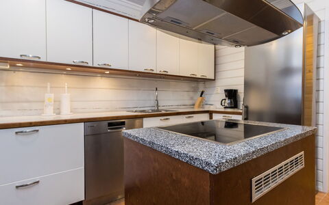 Saajomaja: Cocina, Mostrador, Aparato De Cocina, Piso, Gabinetes, Diseño De Interiores, Electrodoméstico, Madera, Suelo, Electrodoméstico