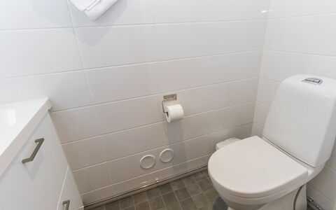 Saajomaja: Asiento Del Baño, Baño, Baño, Piso, Arreglo De Tubería, Suelo, Diseño De Interiores, Plomería, Loseta, Lavabo