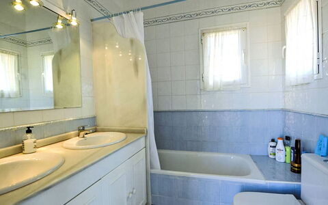 Cortijo Cabrera: Baño, Lavabo Del Baño, Arreglo De Tubería, Piso, Lavabo, Suelo, Diseño De Interiores, Grifo, Mueble De Baño, Plomería