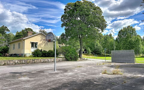 Skolhuset: Árbol, Hierba, Superficie De La Carretera, Espacio Publico, Asfalto, El Terreno Del Lote, Polo, Entrada De Coches, Sombra