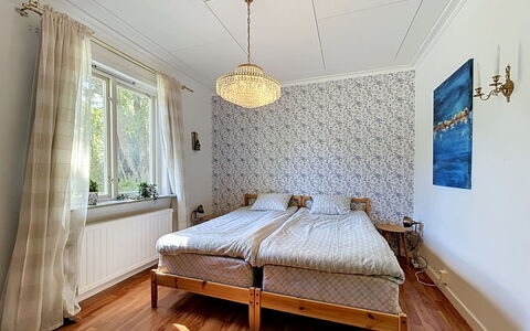 Skolhuset: Cama, Diseño De Interiores, Habitación, Piso, Suelo, Lecho, Sábana, Madera, Mueble, Techo