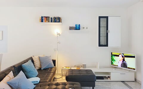 Apt. Hermosa: Mueble, Diseño De Interiores, Sofá, Pared, Sala, Piso, Habitación, Mesa, Suelo, Casa