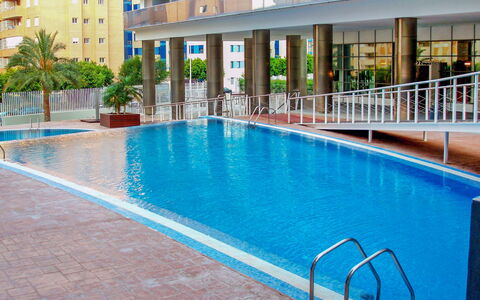 Elegance: Agua, Edificio, Propiedad, Piscina, Planta, Ventana, Azur, Cuerpo De Agua, Árbol, Casa