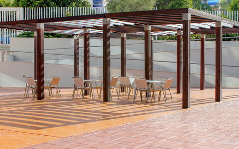 Elegance: Mueble, Edificio, Madera, Sombra, Bicicleta, Mueble Para Exteriores, Árbol, Diseño Urbano, Suelo, Mesa Al Aire Libre