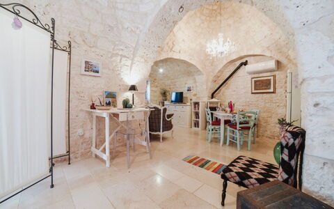 Trulli al Verde Viburno: Diseño De Interiores, Mueble, Piso, Techo, Suelo, Silla, Habitación, Lámpara, Departamento, Sala