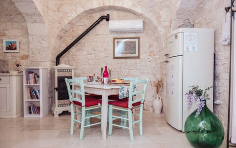 Trulli al Verde Viburno: Mueble, Diseño De Interiores, Silla, Mesa, Piso, Cocina Y Comedor Mesa, Departamento, Comedor, Techo, Pared De Piedra