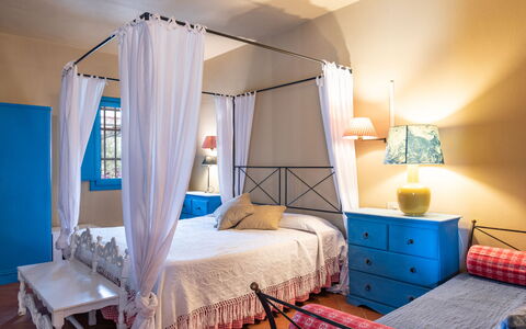 Agriturismo le Due Querce: Mueble, Diseño De Interiores, Cama, Habitación, Suelo, Habitación, Piso, Techo, Encendiendo, Linos