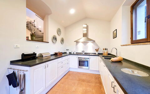 Podere i Prati: Cocina, Mostrador, Diseño De Interiores, Aparato De Cocina, Gabinetes, Piso, Techo, Electrodoméstico, Electrodoméstico, Mueble
