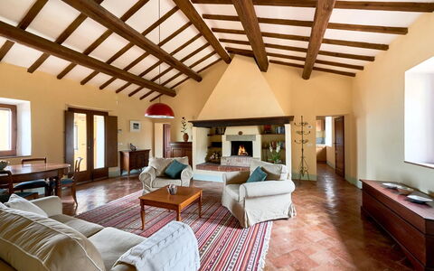 Podere i Prati: Mueble, Diseño De Interiores, Piso, Suelo, Pared, Techo, Madera, Habitación, Sofá, Sala