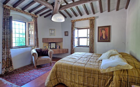 Villa Ulivacci: Mueble, Cama, Habitación, Pared, Diseño De Interiores, Lecho, Sábana, Madera, Piso, Casa