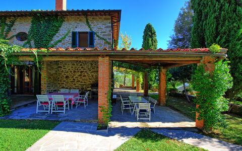 Villa Ulivacci: Techo, Casa, Jardín, Cabaña, Casa De Campo, Patio Interior, Inmuebles, Hacienda, Césped, Yarda