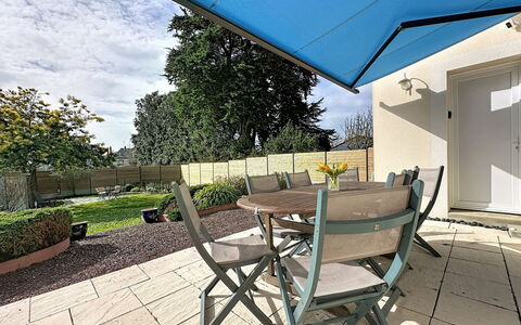Briasel: Mueble, Mueble Para Exteriores, Mesa, Silla, Mesa Al Aire Libre, Jardín, Cocina Y Comedor Mesa, Patio, Restaurante, Maceta