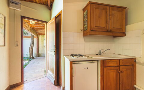Résidence les Figuiers Fleurs: Madera, Diseño De Interiores, Techo, Piso, Mostrador, Suelo, Casa, Cocina, Habitación, Lavabo