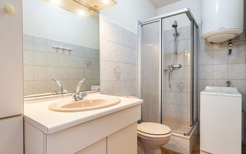 Résidence les Figuiers Fleurs: Lavabo Del Baño, Arreglo De Tubería, Piso, Lavabo, Baño, Suelo, Diseño De Interiores, Grifo, Techo, Plomería
