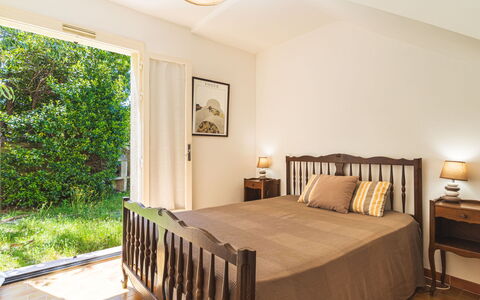 Résidence les Figuiers Fleurs: Mueble, Cama, Diseño De Interiores, Habitación, Lecho, Suelo, Pared, Piso, Sábana, Madera