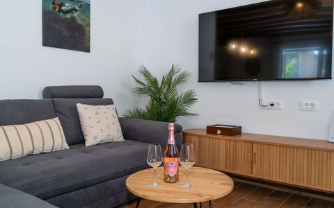 Nina: Mueble, Diseño De Interiores, Piso, Pared, Sofá, Suelo, Habitación, Madera, Mesa, Sala