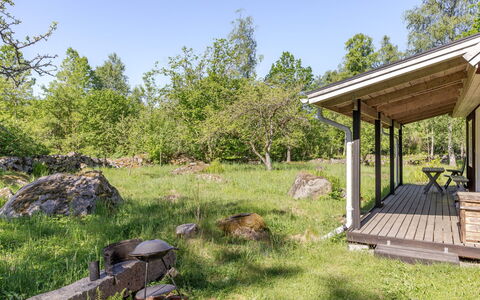 Holmen: Hierba, Arbusto, El Terreno Del Lote, Planta De La Comunidad, Área Rural, Cobertura Del Suelo, Cabaña, Jardín, Primavera