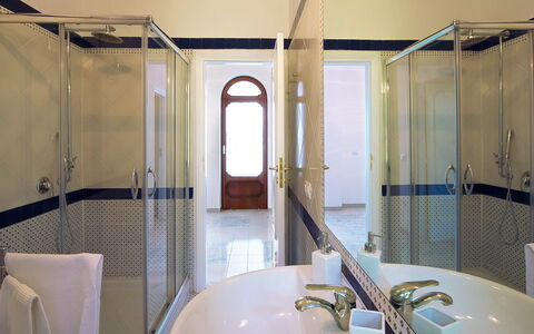 Villa Sam: Diseño De Interiores, Piso, Suelo, Arreglo De Tubería, Encendiendo, Techo, Baño, Grifo, Plomería, Departamento
