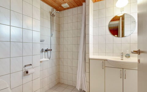 Monna - from the Sea: Lavabo Del Baño, Baño, Arreglo De Tubería, Piso, Pared, Suelo, Diseño De Interiores, Lavabo, Madera, Baño
