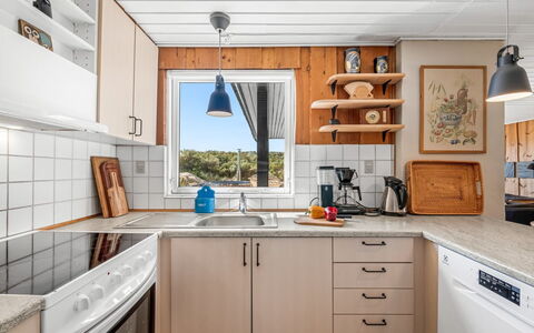 Monna - from the Sea: Cocina, Aparato De Cocina, Mostrador, Electrodoméstico, Mueble, Gabinetes, Madera, Diseño De Interiores, Piso, Electrodoméstico