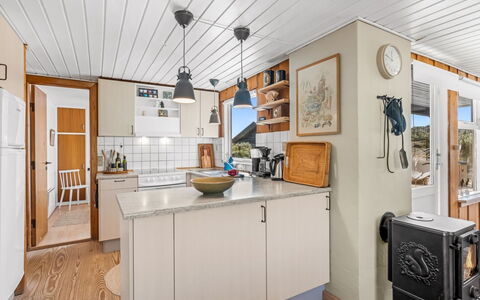 Monna - from the Sea: Madera, Cocina, Mueble, Gabinetes, Mostrador, Aparato De Cocina, Electrodoméstico, Techo, Electrodoméstico, Manchas De Madera